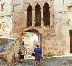 Palau d'Almodvar. El edificio se encuentra sobre los restos del antiguo alczar