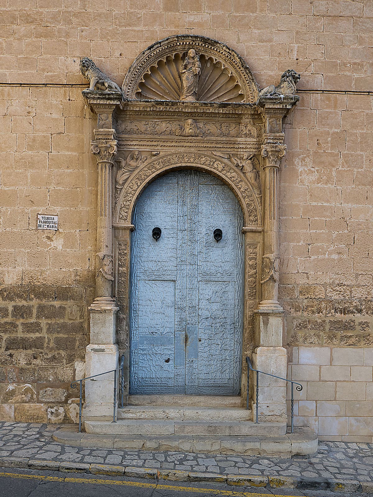 Puerta occidental de la iglesia (ca 1537).